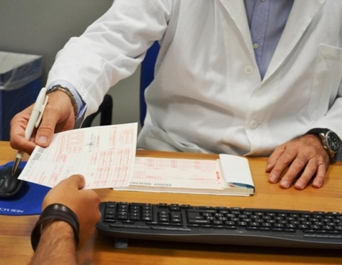 Medico di base mentre effettua una prescrizione