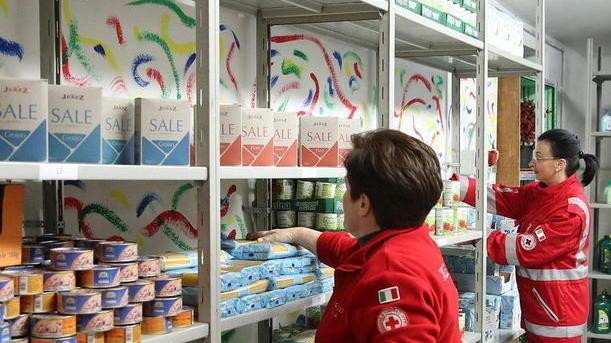 Volontari della Croce Rossa all’interno di un Emporio Solidale