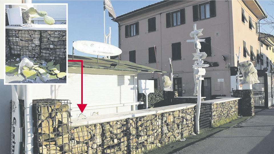 l’area esterna del Nicola’S pub nel viale di San Concordio: qui il pensionato ha buttato giù il vaso di una pianta