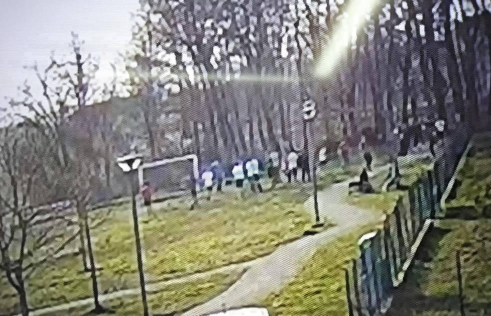 L’assembramento ripreso dalle telecamere di sorveglianza del parco