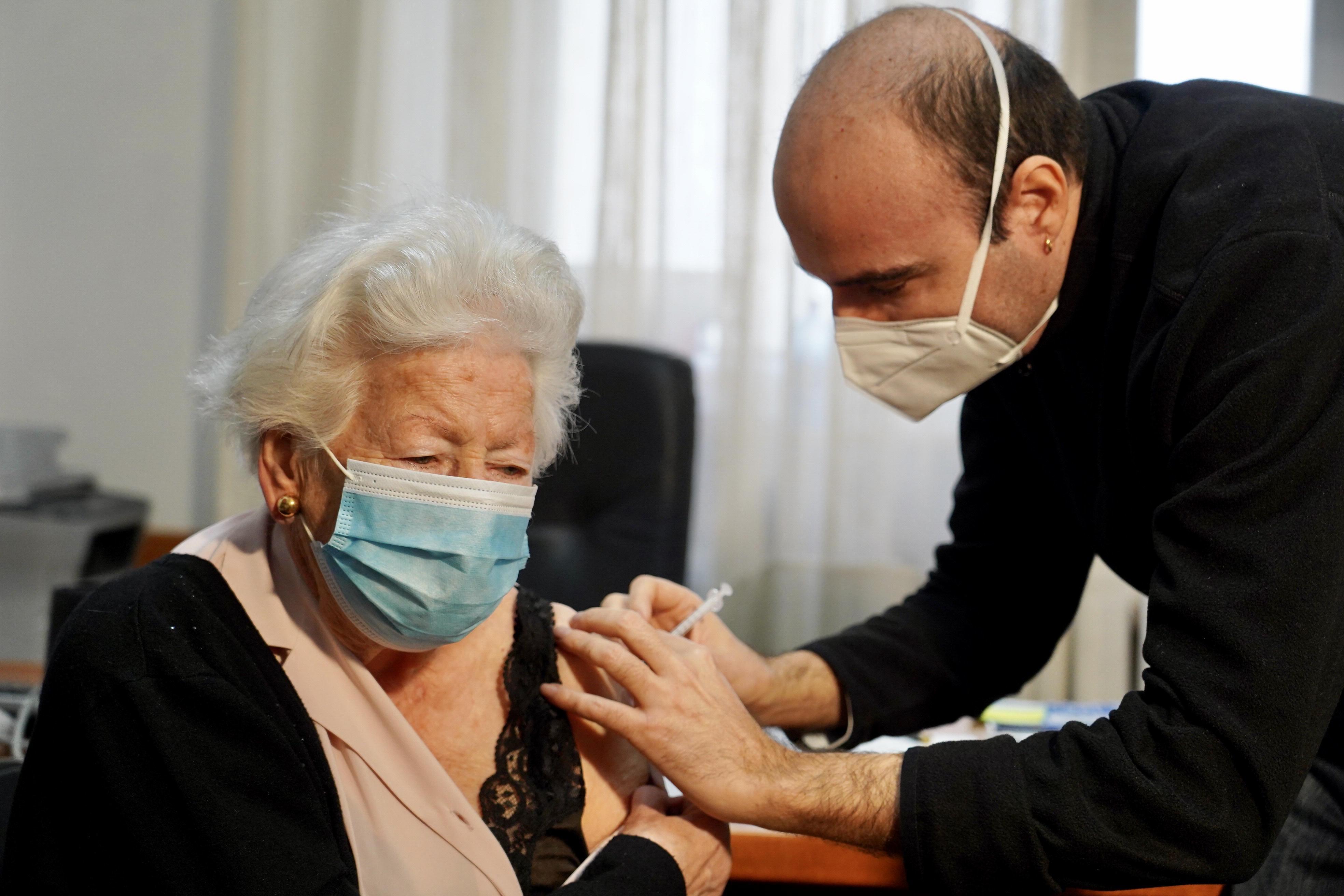 Ferrara, da oggi vaccini a ottantenni e forze dell'ordine