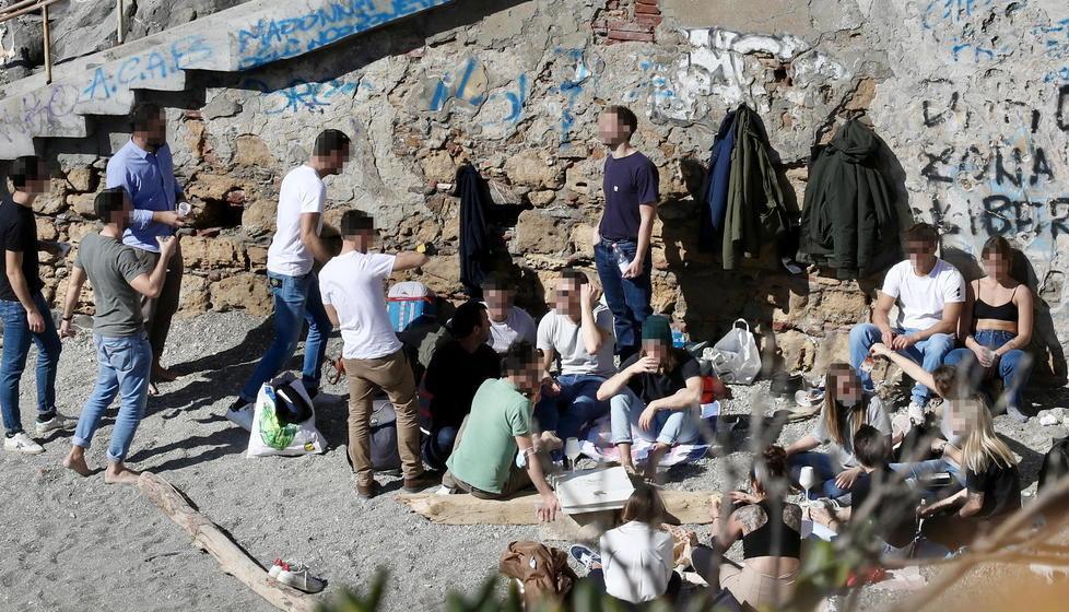 Livorno, tutti assembrati in spiaggia. E i vigili non intervengono 