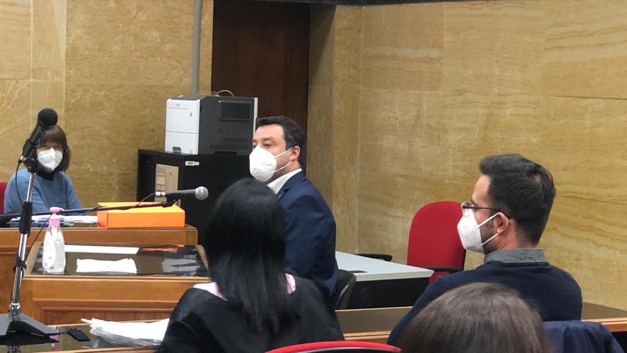 Salvini nell'aula del Tribunale a Cagliari, a destra l'imputato Marco Aresu (foto Mario Rosas)
