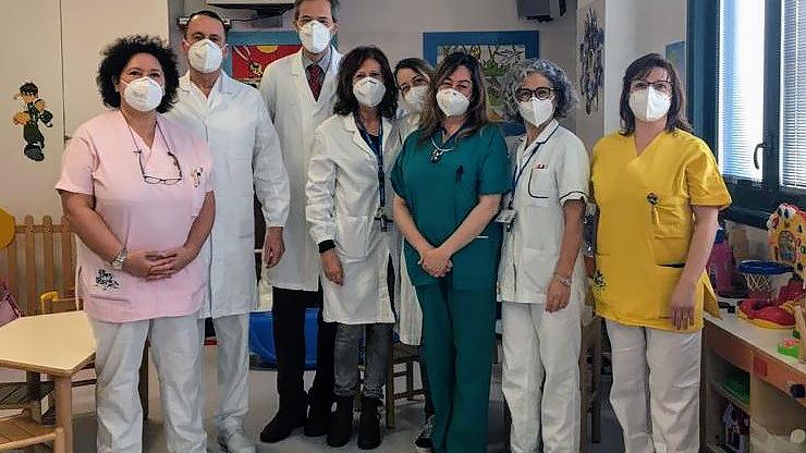 Il gruppo con il dottor Roberto Bernardini, direttore pediatria Empoli, il dottor Attilio Del Rosso, direttore cardiologia Empoli e il personale sanitario di entrambi i reparti