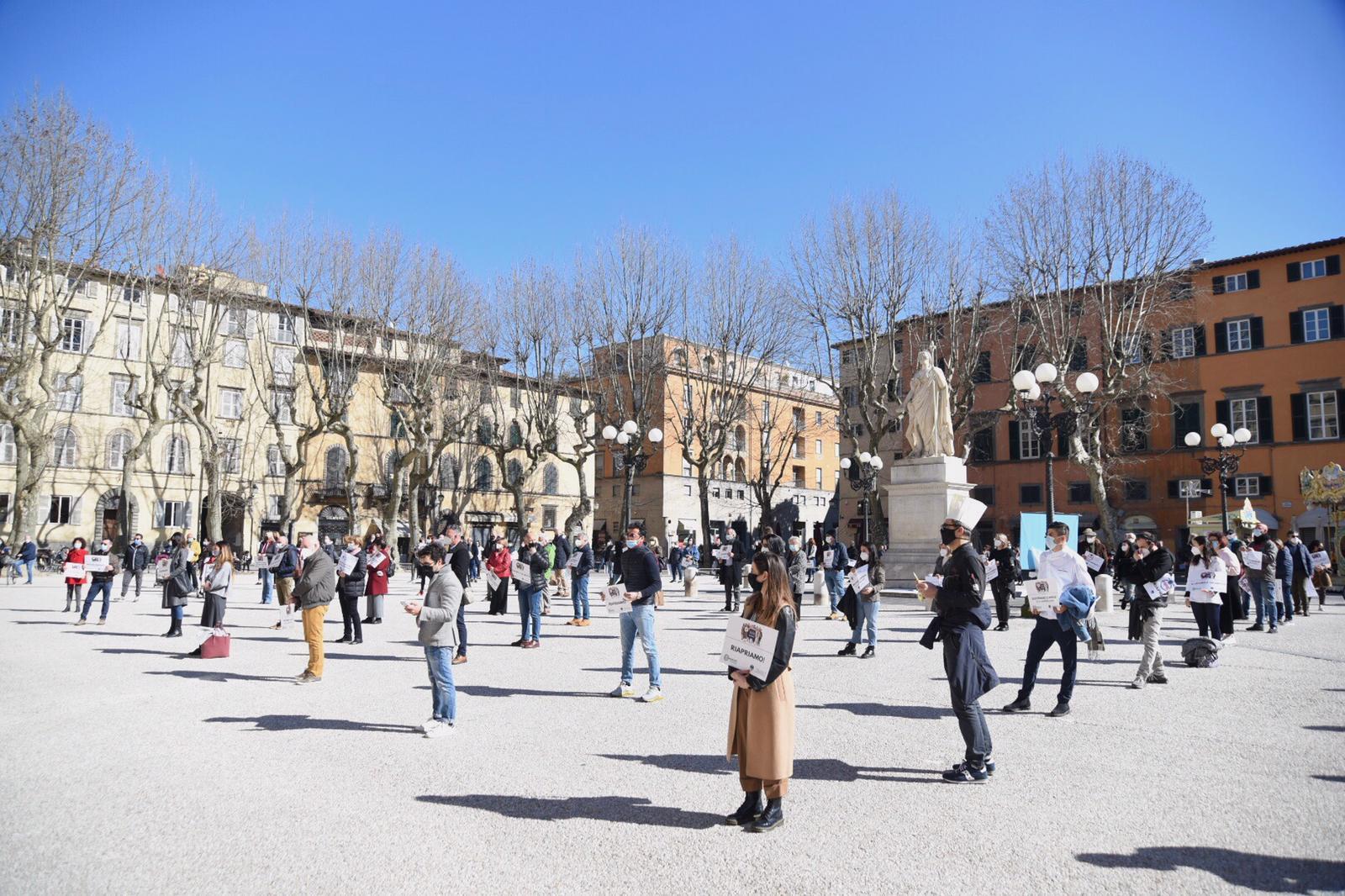 Commercianti e ristoratori in piazza Napoleone: "Fateci lavorare, le nostre attività sono sicure"