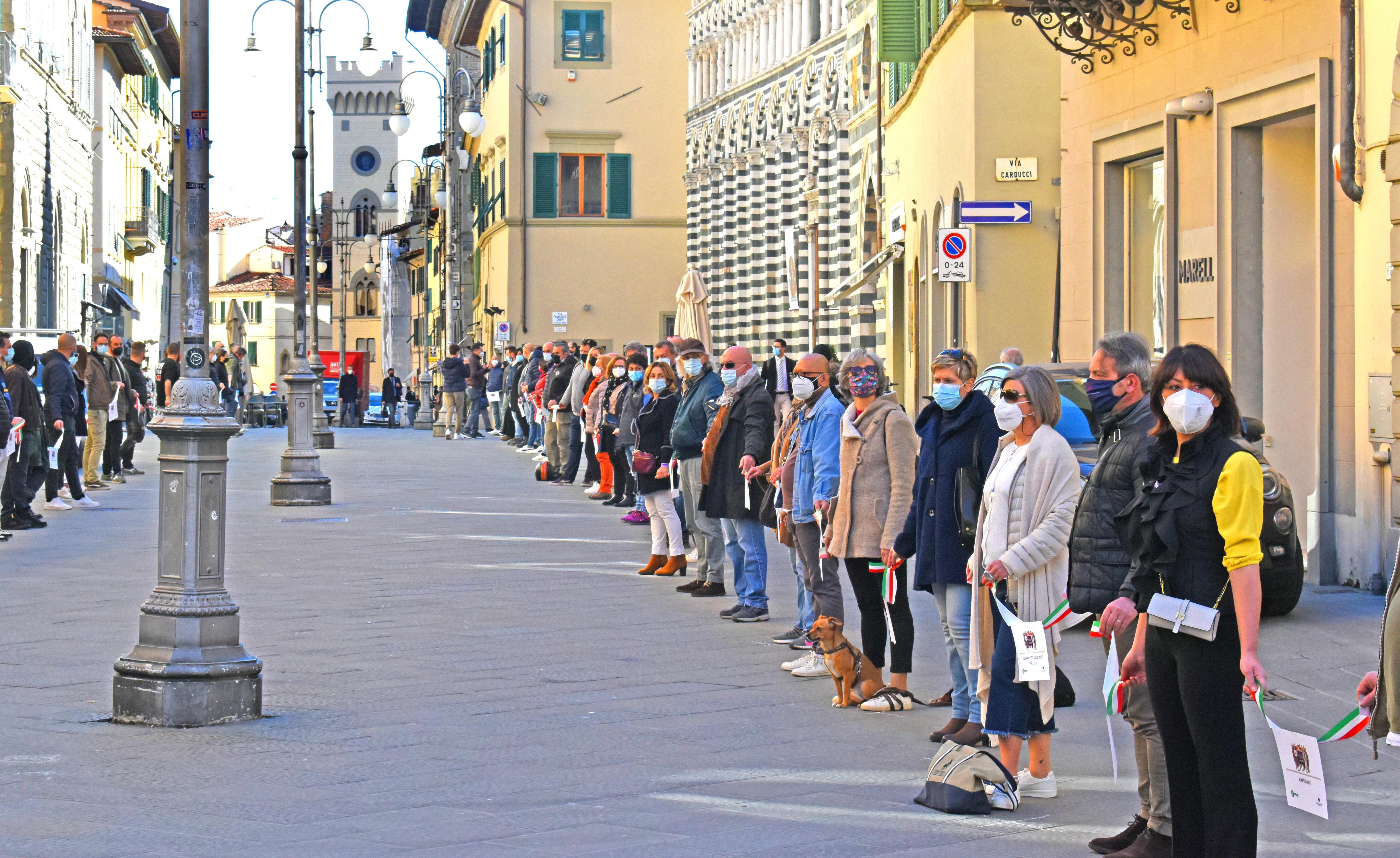 "Salviamo le imprese": a Pistoia la catena umana degli imprenditori di commercio e servizi