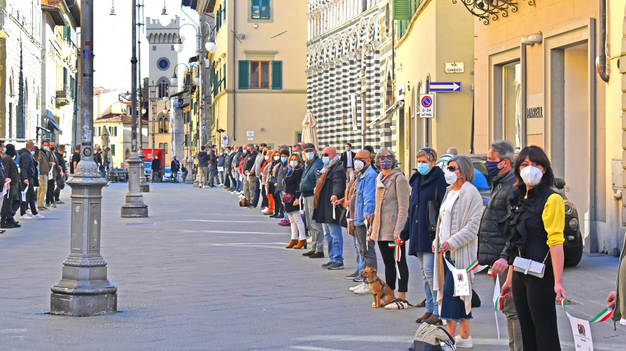 "Salviamo le imprese": a Pistoia la catena umana degli imprenditori di commercio e servizi