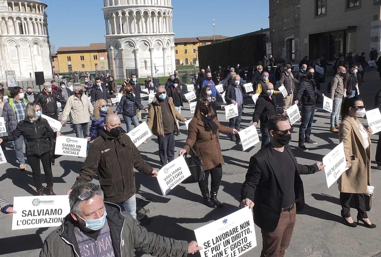 Un momento della protesta (foto Fabio Muzzi)