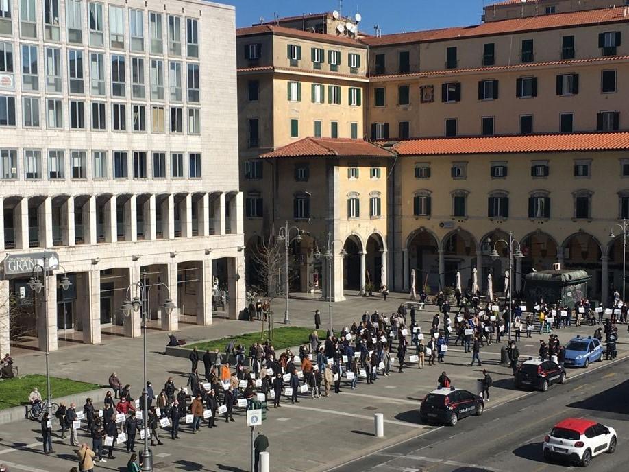 La protesta dei commercianti livornesi in piazza: "Dai ristori alle riaperture, ecco le nostre richieste"  
