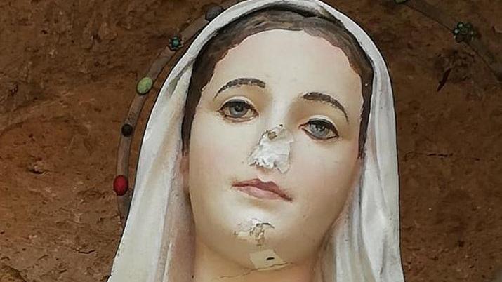 La Madonna dei Tre ponti sfregiata a Sorano (foto del presidente dell'Avis di Sorano Claudio Franci)