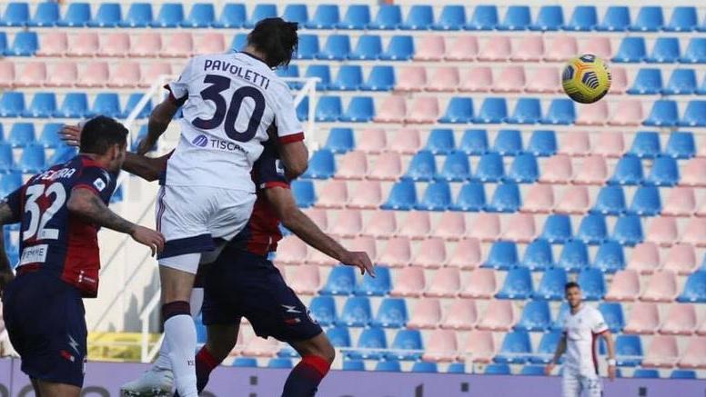 L'imperioso stacco di Pavoletti che ha regalato al Cagliari il gol dell'1-0