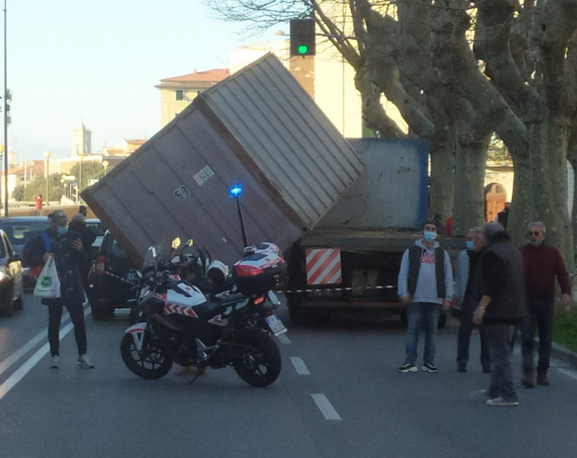 Il container ribaltato sull'auto