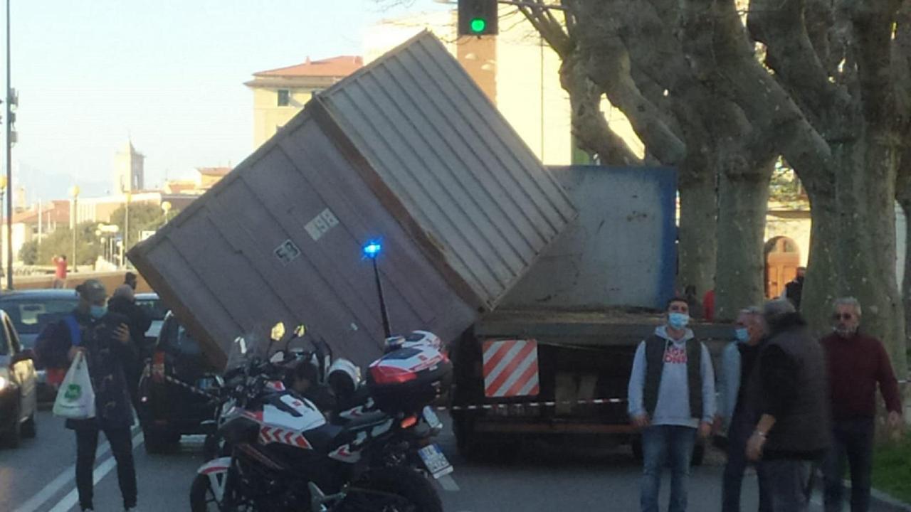Il container ribaltato sull'auto