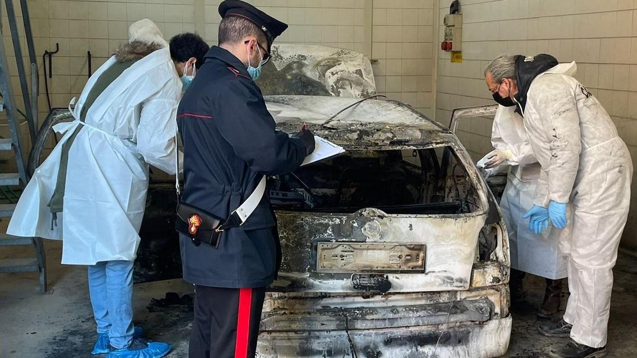 Rero, corpi carbonizzati in auto: ipotesi omicidio-suicidio