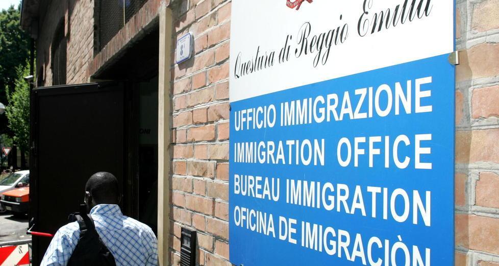S’accoltella all’addome in Questura per evitare la seconda espulsione 