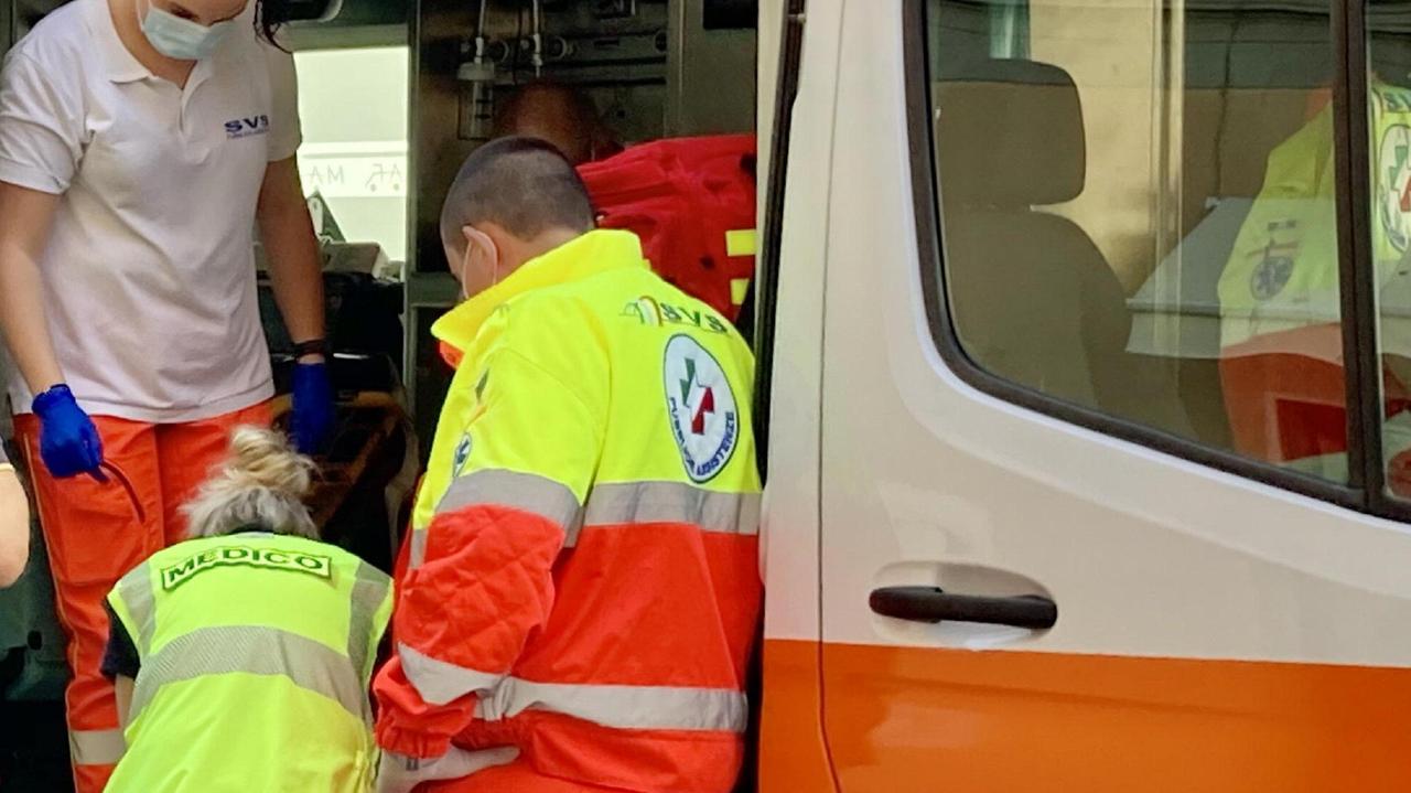 I volontari, con il medico, della Svs di via San Giovanni (foto d'archivio)