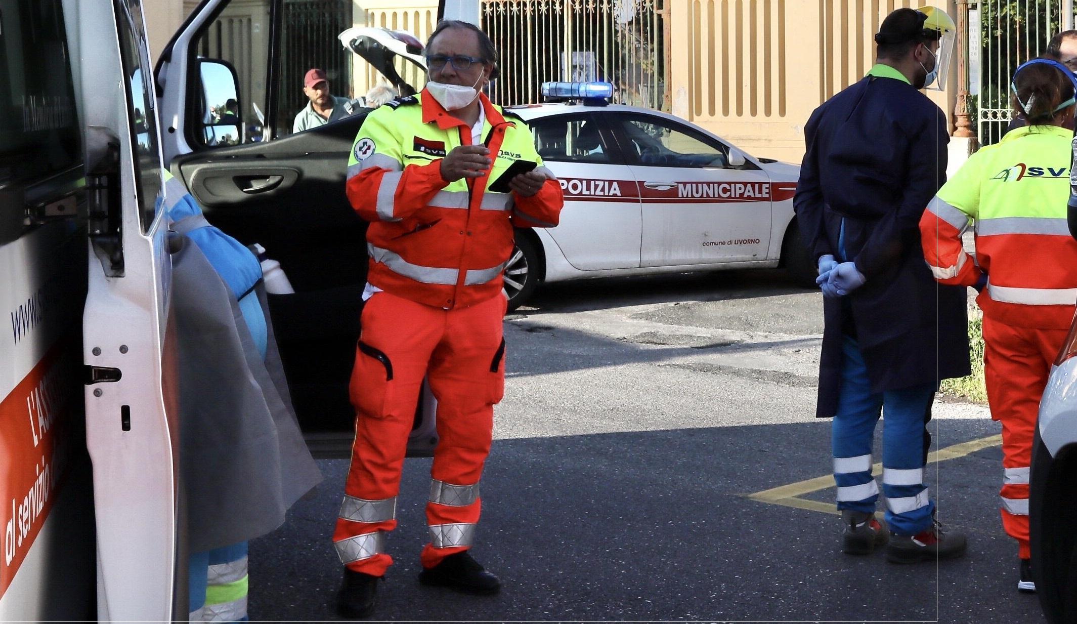 Le ambulanze della Svs e la polizia municipale (foto d'archivio)