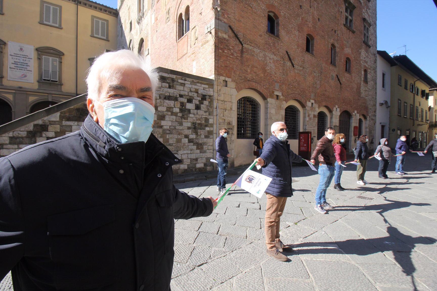 La catena umana dei ristoratori in piazza del Comune