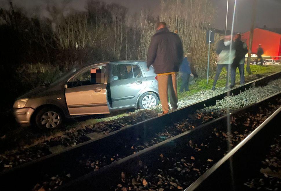 Auto bloccata sui binari: momenti di paura al passaggio a livello 