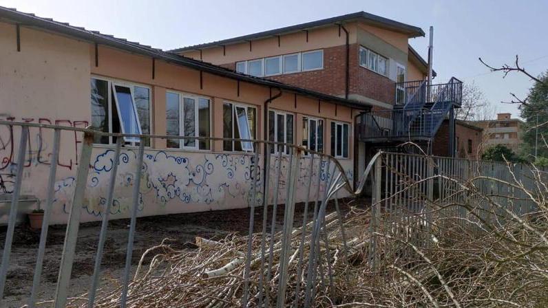 Cumuli di rami spezzati e ringhiera danneggiata tra il parco e la primaria