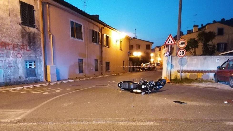 Due monsummanesi in scooter travolti da un’auto a un incrocio