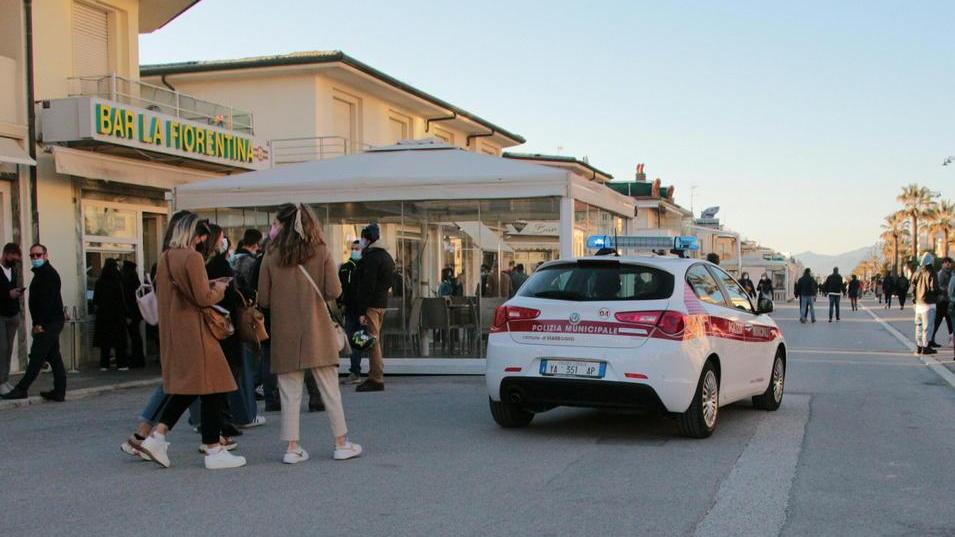 La Passeggiata resta affollata: in tanti senza mascherine