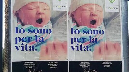 Tutti contro gli anti-abortisti: «I manifesti sono da rimuovere»