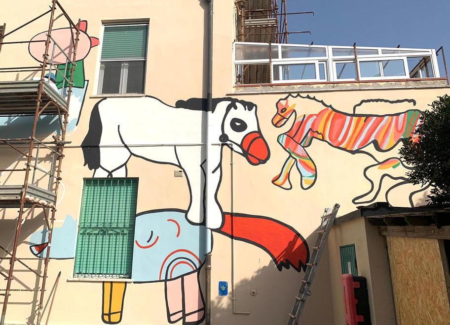Cavalli sbagliati al galoppo sulle facciata del palazzo di Livorno contro i mulini dei pregiudizi 