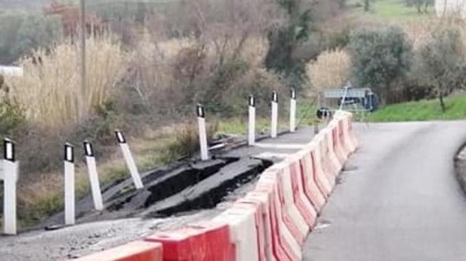 La frana sulla Sp 32 si allarga: nuove barriere per la viabilità