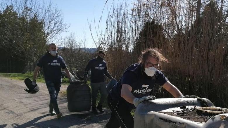 “Plastic Free” a Ponzano I volontari hanno raccolto televisori, pneumatici e una piscina da giardino