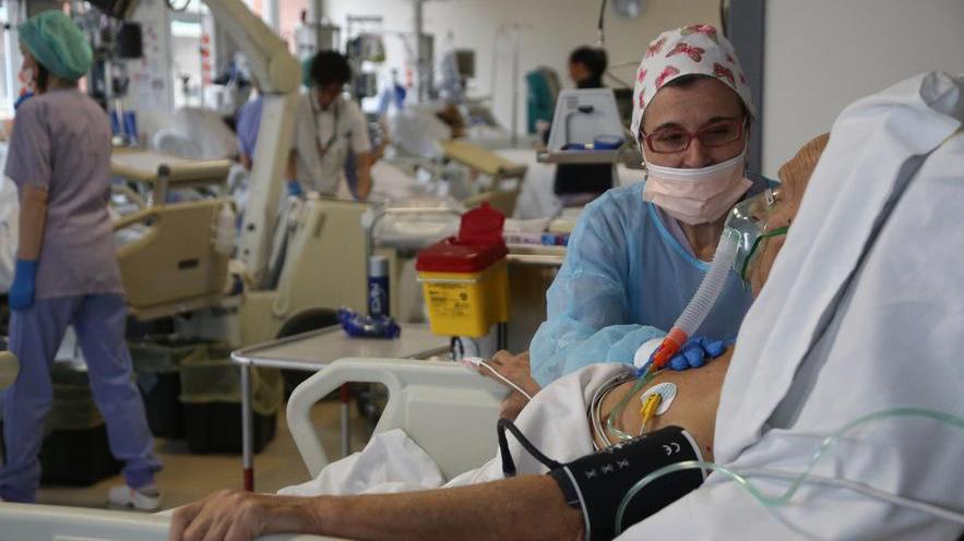 Tredici multe per gli assembramenti Covid, 69 nuovi casi e una vittima