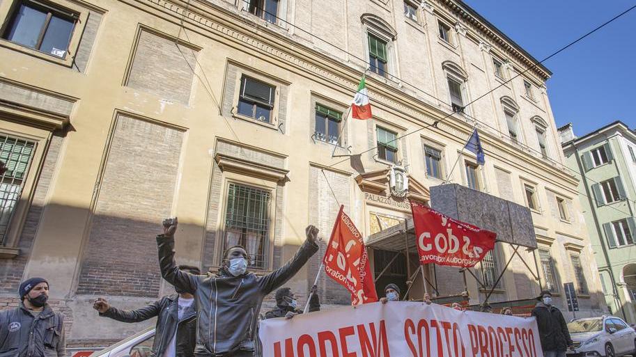 Castelnuovo. Troppi in aula: rinviato maxi-processo ai Si Cobas