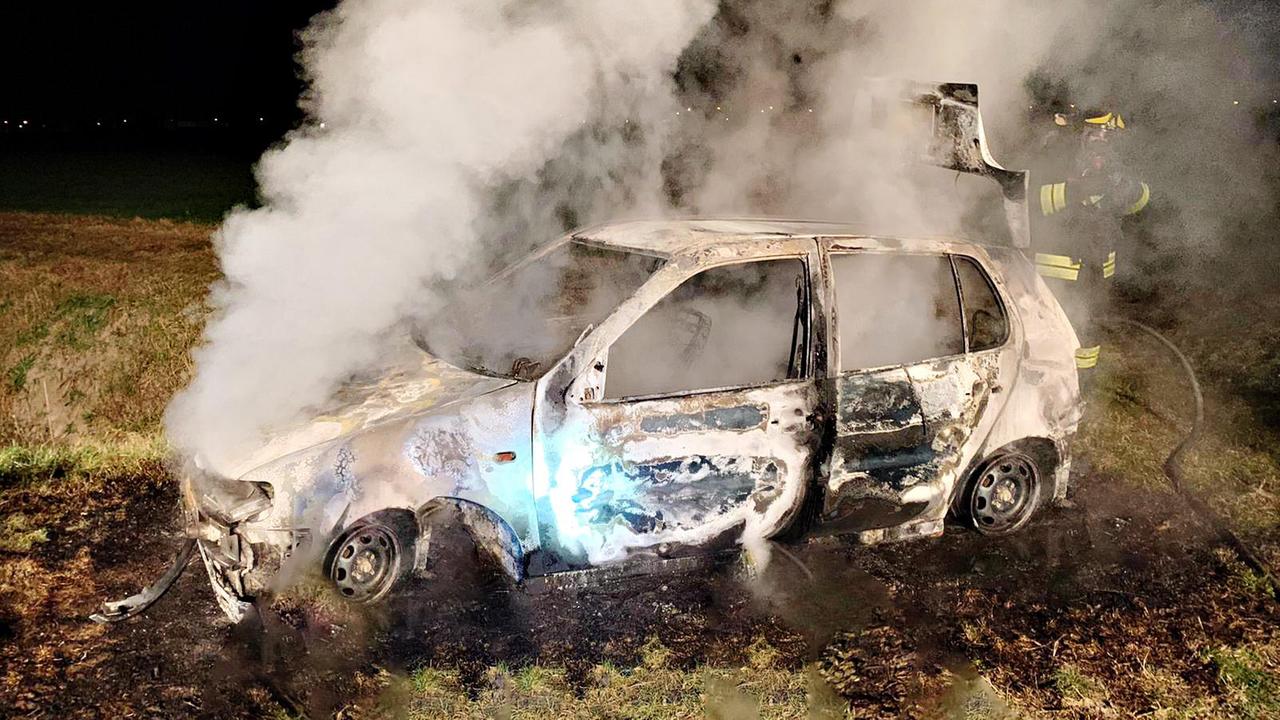 Due cadaveri carbonizzati in un’auto a Rero, le vittime erano cugini: è un giallo