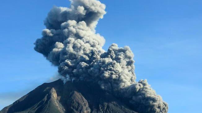 Indonesia: erutta il vulcano Sinabung, colonna fumo di 5km