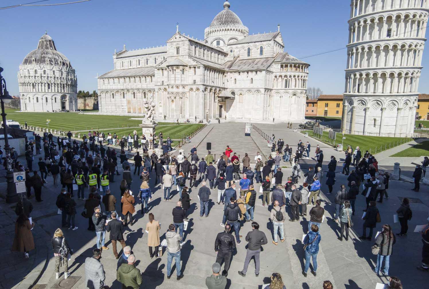 La protesta delle imprese: in piazza dei Miracoli a Pisa;  (foto Fabio Muzzi e foto Ilaria Genovesi)
