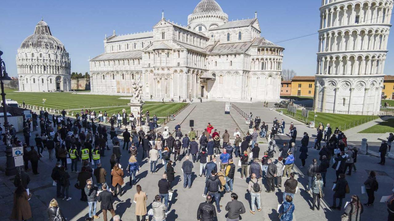 La protesta delle imprese: in piazza dei Miracoli a Pisa; (foto Fabio Muzzi e foto Ilaria Genovesi)