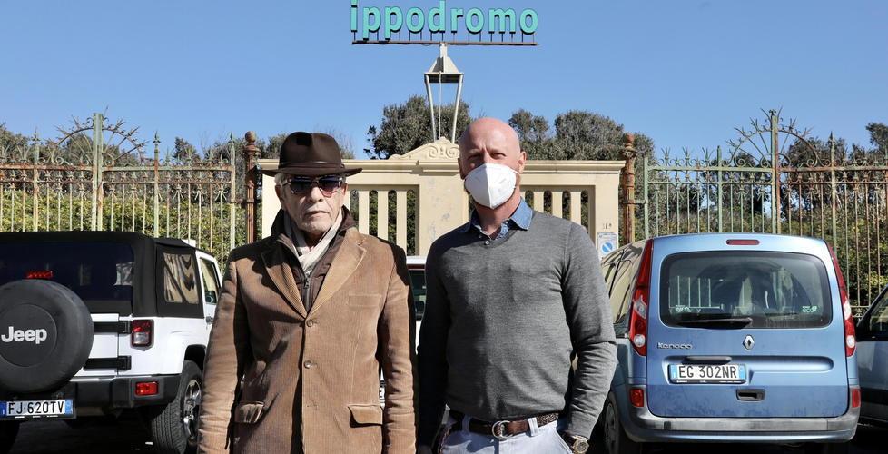 A sinistra l’architetto Paolo Monti, 73 anni, che con il suo studio ha firmato il progetto per un centro sportivo polivalente all’interno dell’ippodromo Caprilli. Accanto Giovanni Sambaldi, 43 anni, rappresentante legale della Indalgo srl, e promotore del progetto presentato in Comune (foto Marzi)