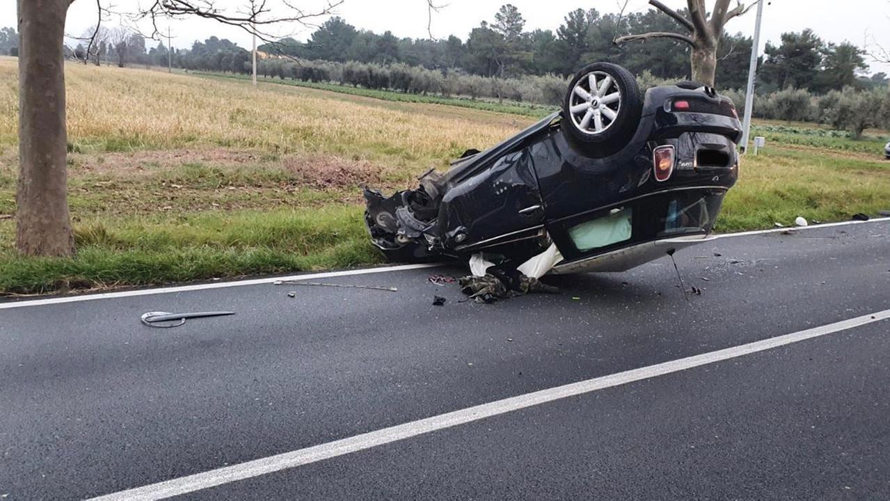 La Mini nera ribaltata lungo l’Aurelia, a Bibbona: al volante c’era una donna cecinese di 42 anni risultata positiva ai cannabinoidi e con la presenza nel sangue di un tasso alcolemico superiore al massimo