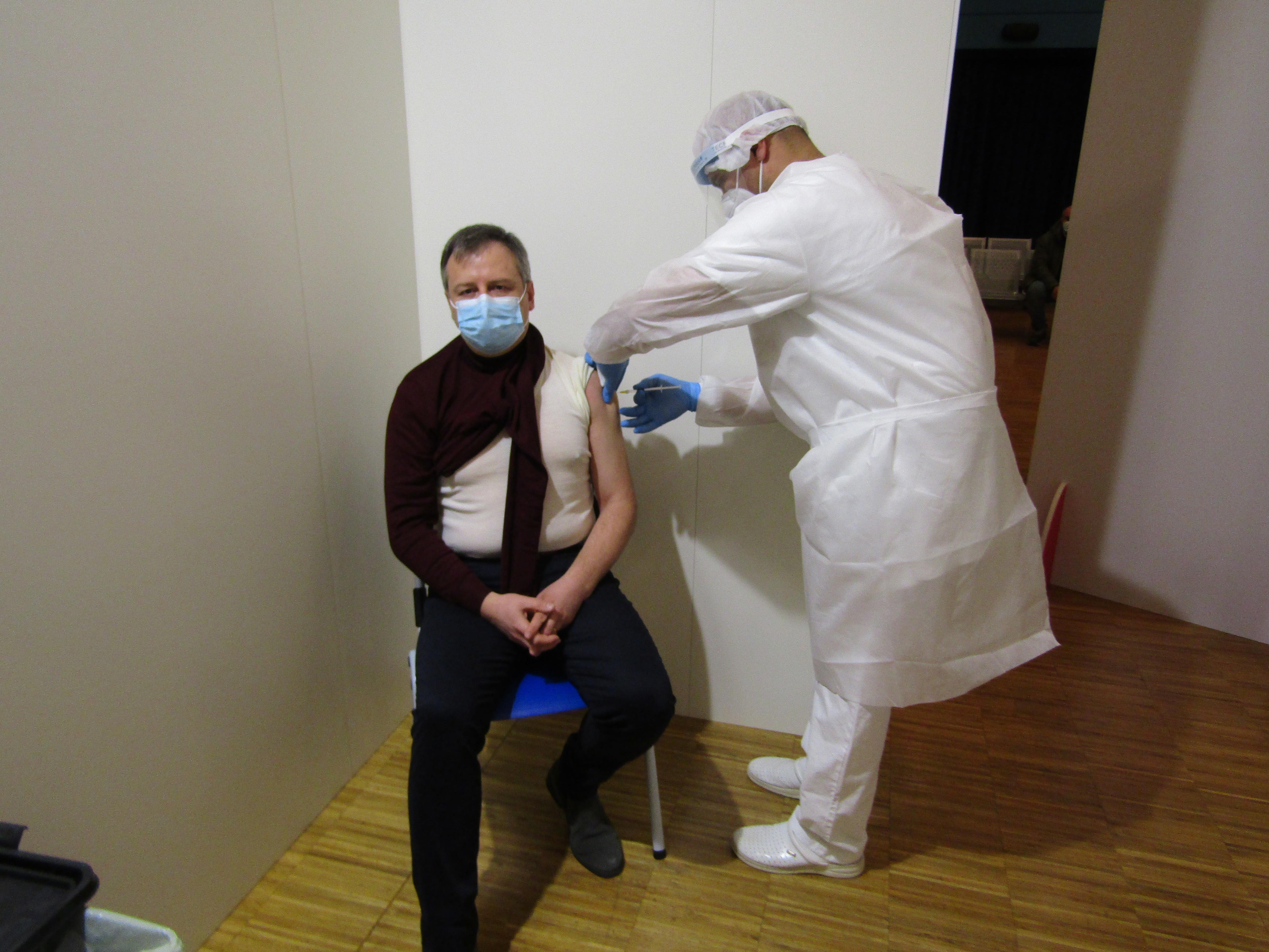 Il maresciallo Roberto Martino Generoso ieri mentre si vaccinava alla Pandurera di Cento