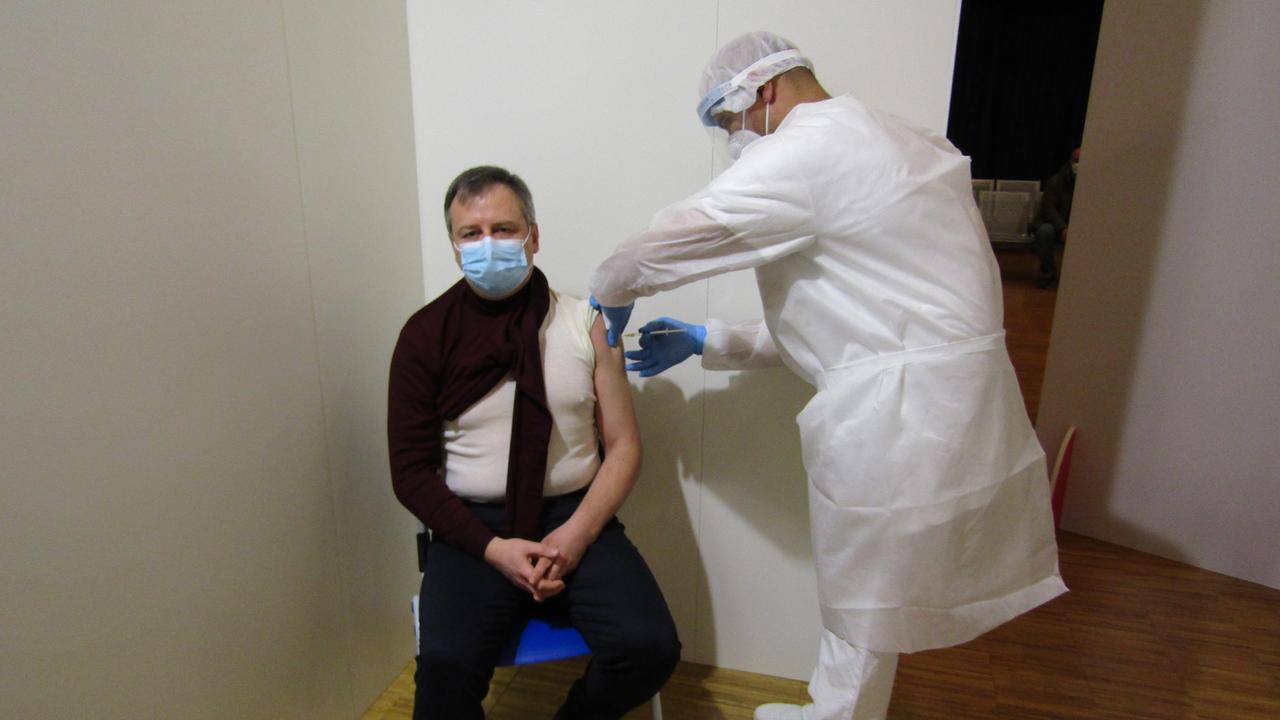 Il maresciallo Roberto Martino Generoso ieri mentre si vaccinava alla Pandurera di Cento