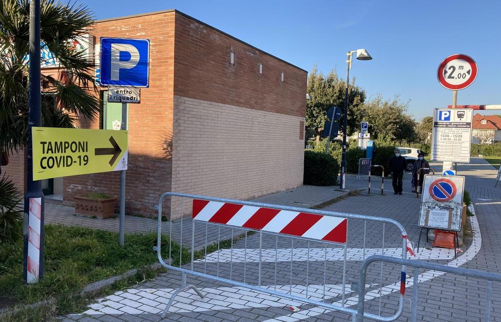 Sei file numerate, 24 medici e infermieri: a Cecina scattano i tamponi di massa: oggi 1.200 