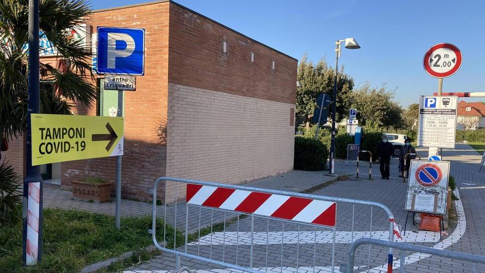 Sei file numerate, 24 medici e infermieri: a Cecina scattano i tamponi di massa: oggi 1.200