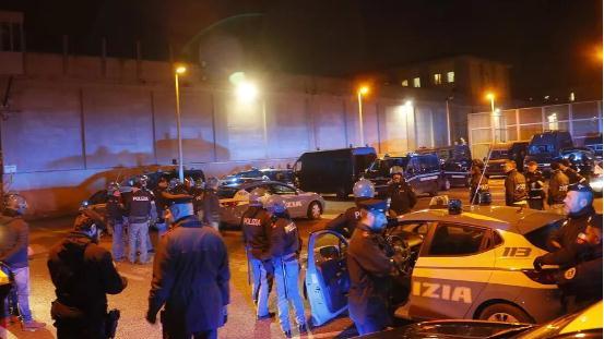 Poliziotti all’esterno del carcere durante la rivolta