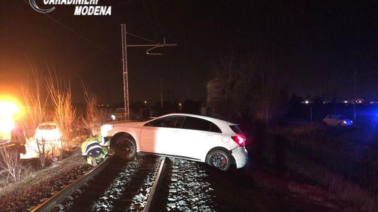 Soliera, ladri in fuga abbandonano la macchina sui binari della Mantova-Modena. Bloccato il treno in tempo