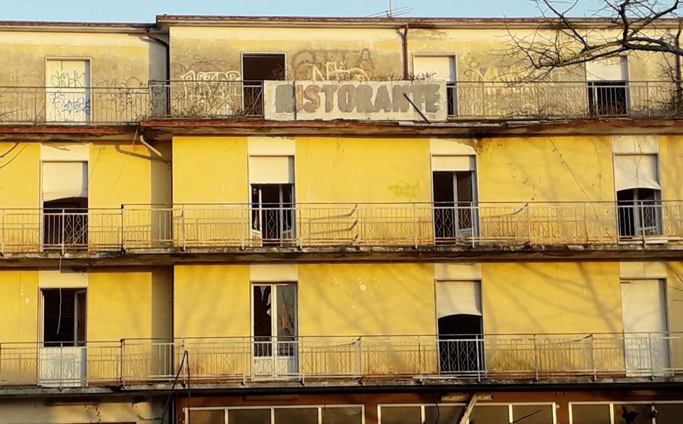 Lido Volano, Hotel Tre Vecchie fatiscente: «Va messo in sicurezza» 