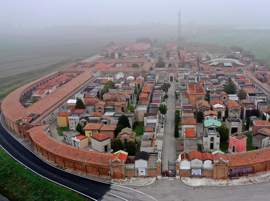 Pronti a essere iniziati i lavori urgenti alla cinta del cimitero di Comacchio