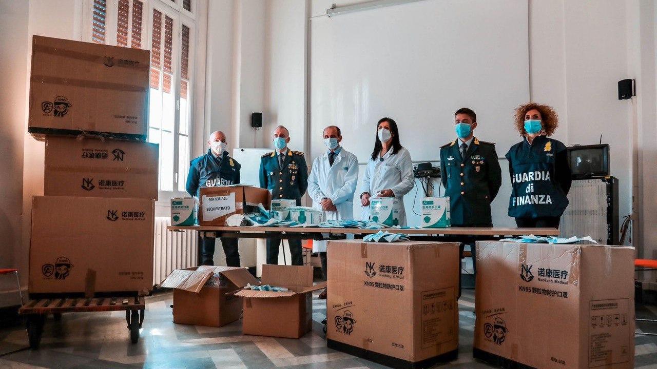La finanza dona 13mila mascherine sequestrate all'ospedale di Livorno