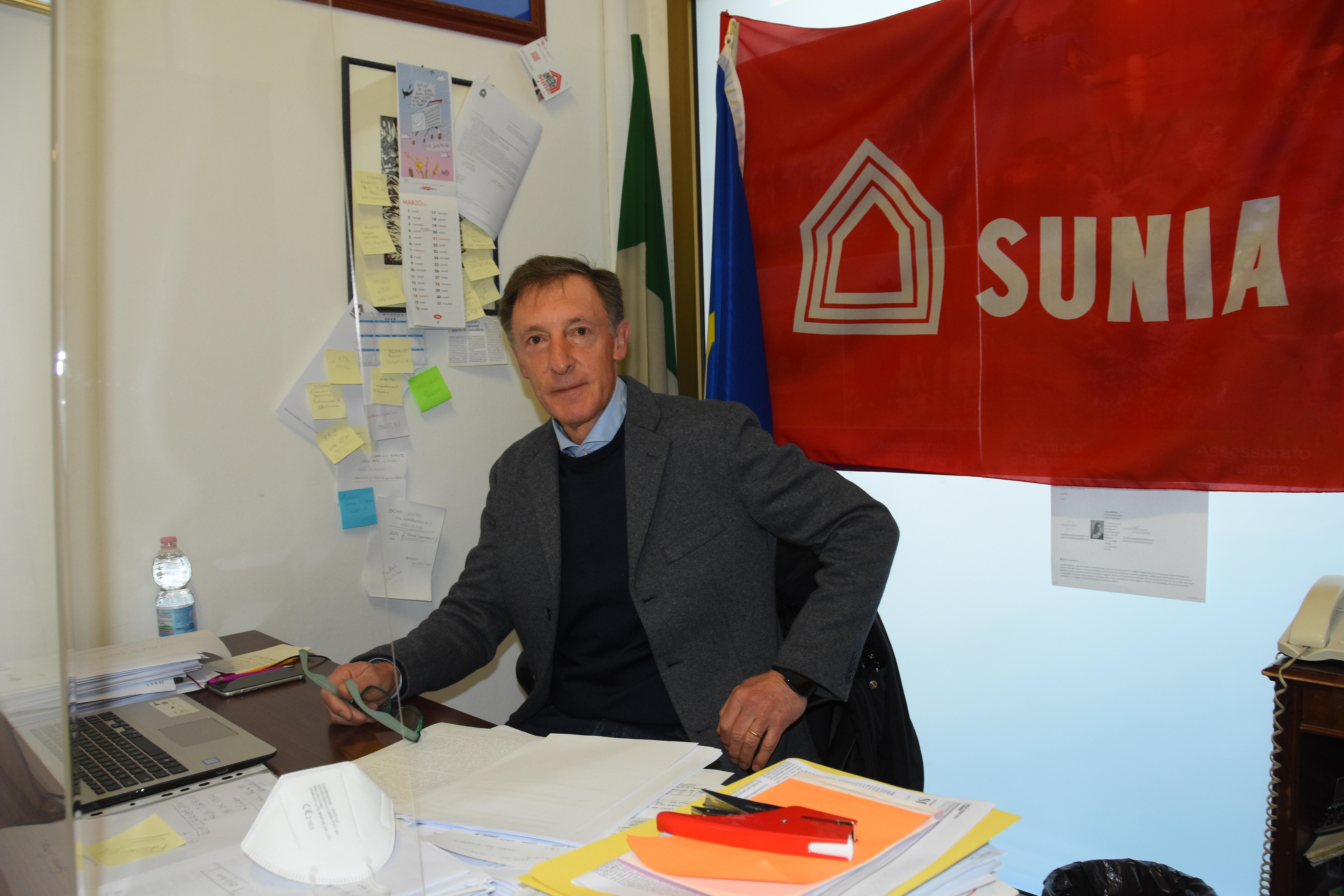 Il segretario del Sunia (il sindacato unitario nazionale inquilini e assegnatari) Antonio Terribile nel suo ufficio in via Manetti 21 a Grosseto (foto agenzia Bf)