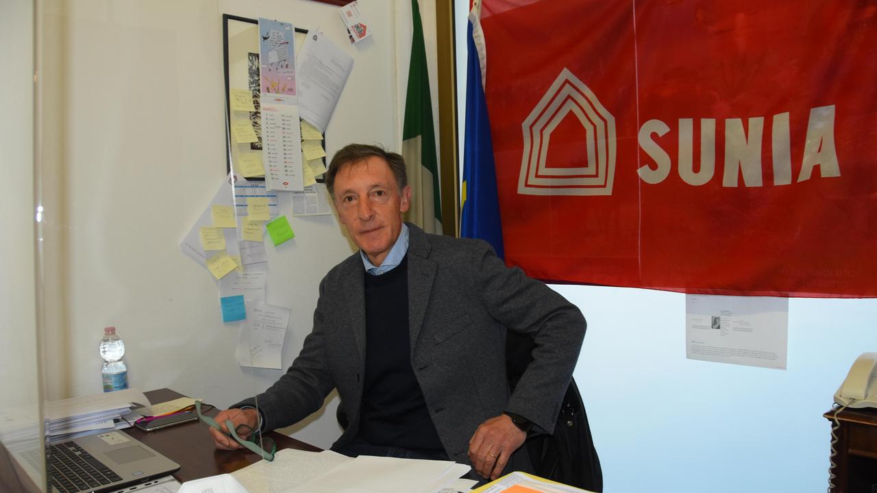 Il segretario del Sunia (il sindacato unitario nazionale inquilini e assegnatari) Antonio Terribile nel suo ufficio in via Manetti 21 a Grosseto (foto agenzia Bf)