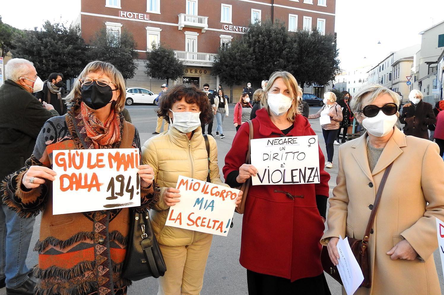 Protesta in piazza contro gli antiabortisti: «Libere di scegliere, giù le mani dalla 194» 